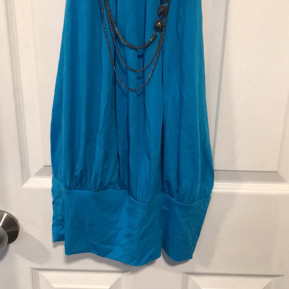 Backless top with neck jewelry - Picture 3 of 8